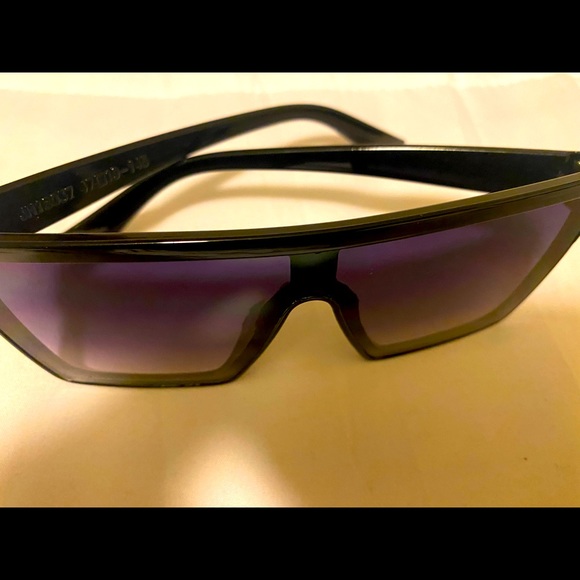 SUMMER HEAT‼️🕶☀️ BLACK SUNGLASSES/SHADES - Picture 4 of 5